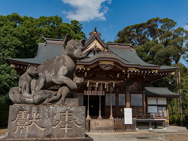 女化神社のキツネ像左