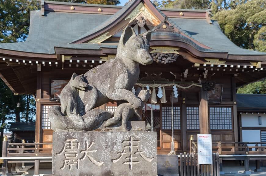キツネ像左