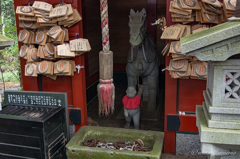 勝馬神社に奉納される蹄と蹄絵馬