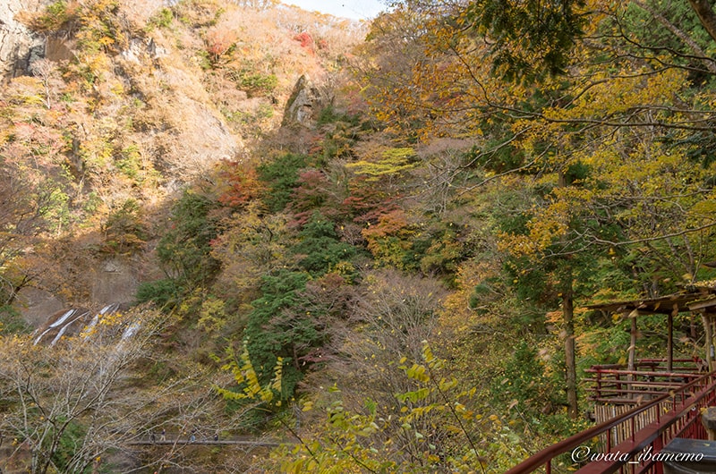 袋田の滝の右上に見える天狗岩