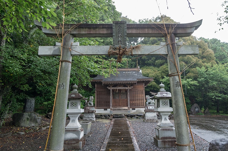 鳥居と拝殿
