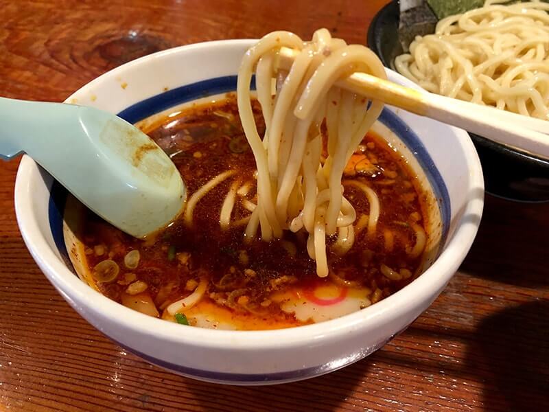 スープによく絡む太麺
