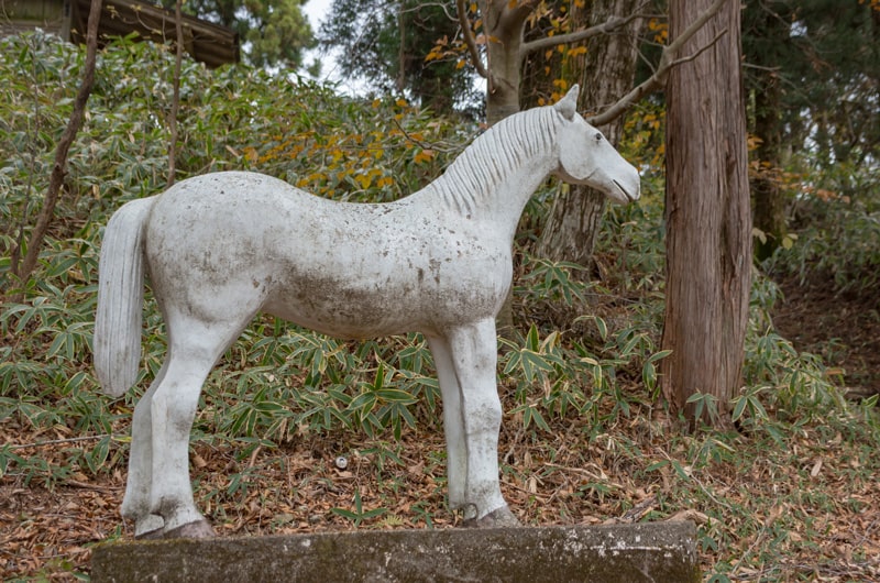 鳥居そばの神馬像