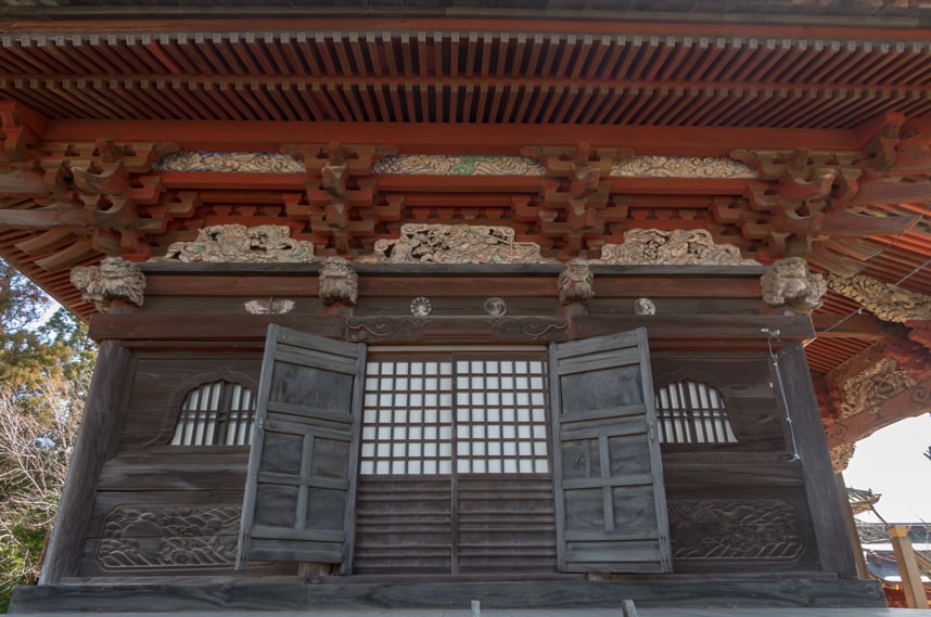 見事な彫刻の本堂