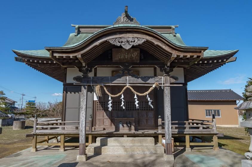 甲神社の拝殿