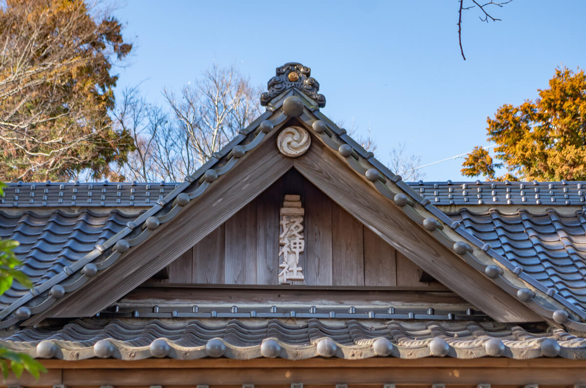 屋根の正面に「三坂神社」