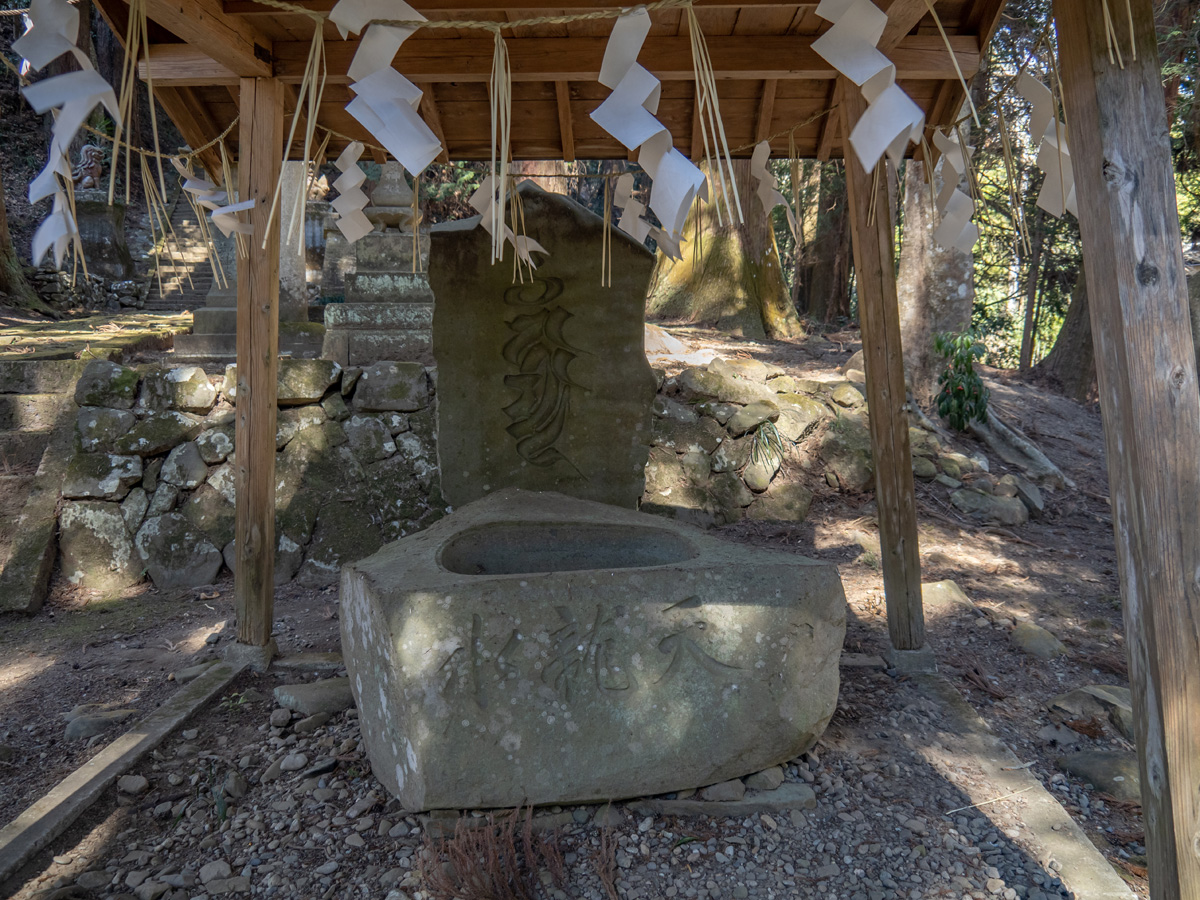 手水鉢と梵字の彫られた石碑