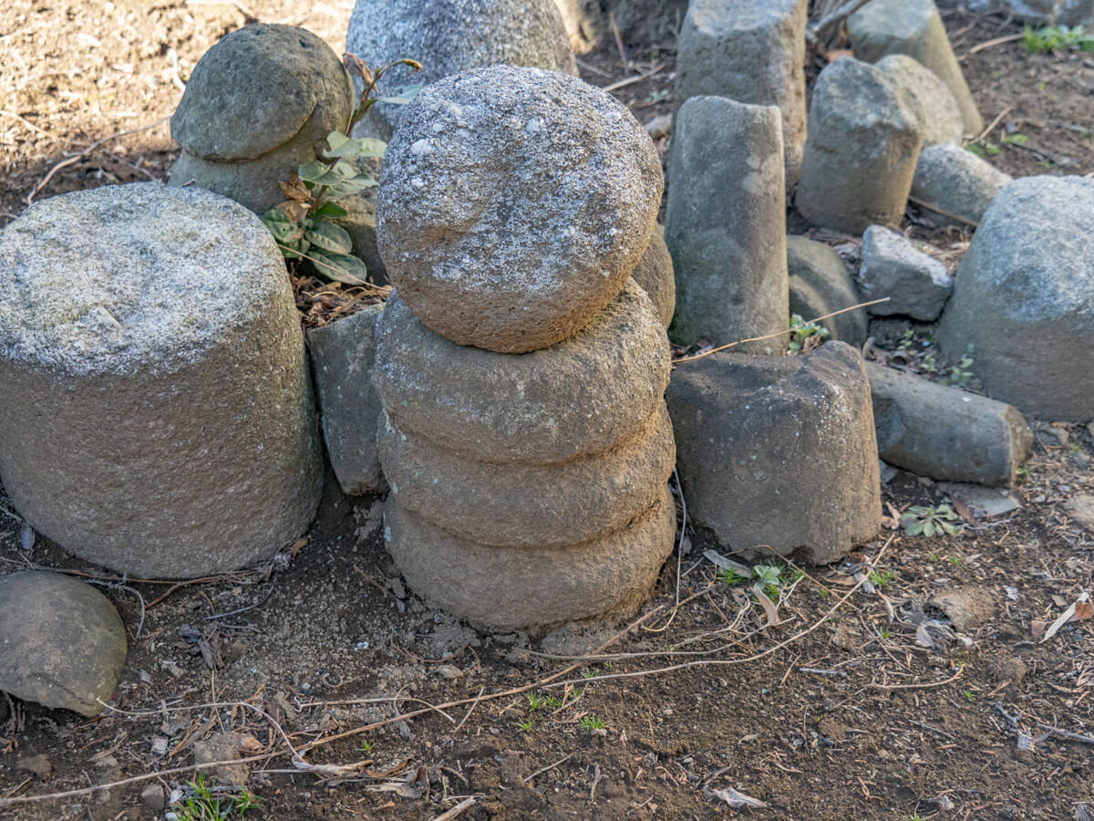 三段の石像