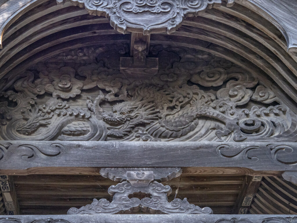 拝殿正面の龍の彫り物