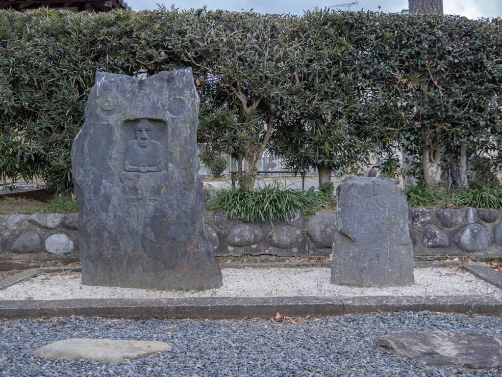 結界石（右）と大日如来碑（左）