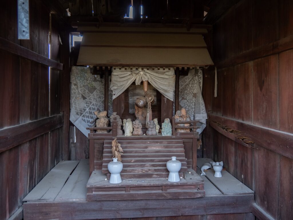 七福神の像が並ぶ社殿