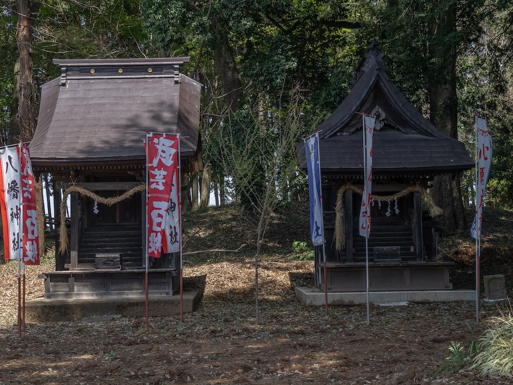 境内社の八幡神社（左）と熊野神社（右）