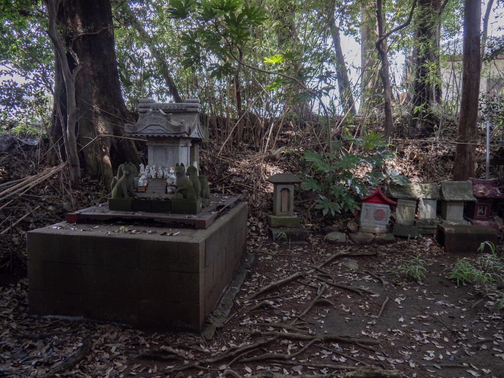 本殿周辺の石祠（稲荷含む）