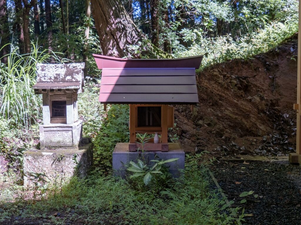 社殿向かって左の境内社（右側は塩釜神社）